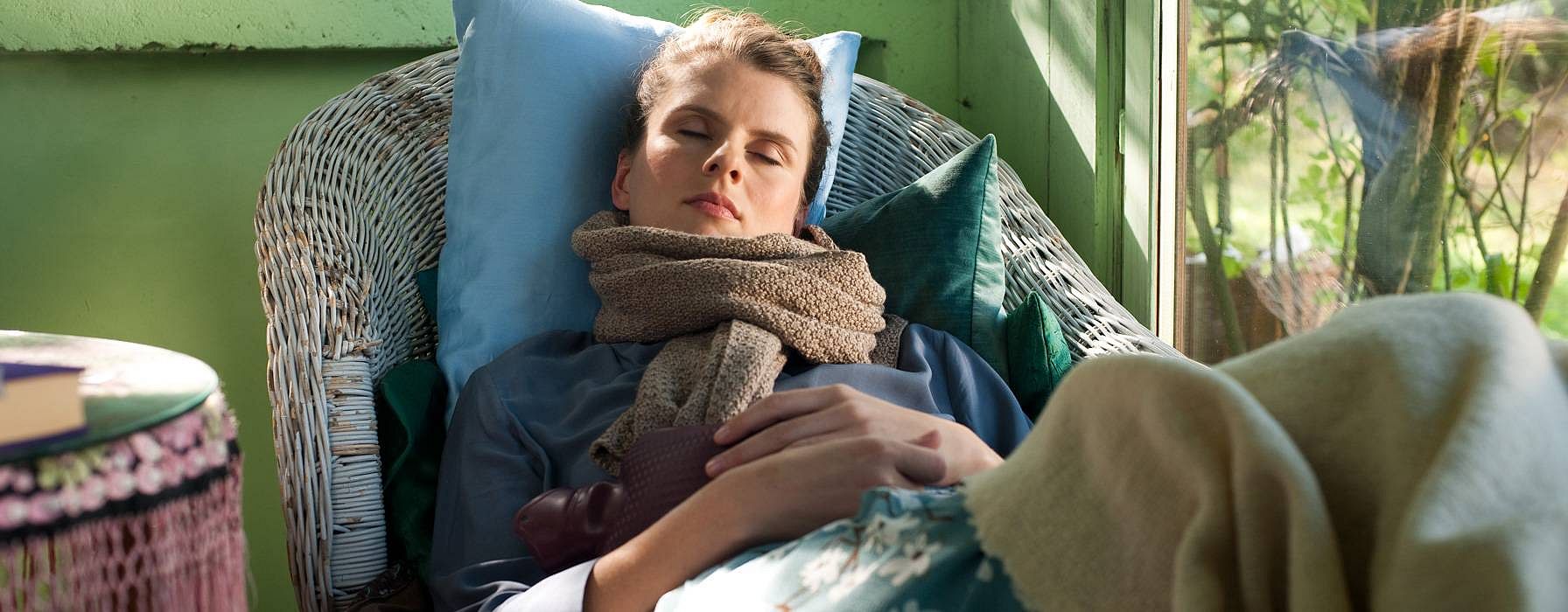 Femme enrhumée sur le canapé