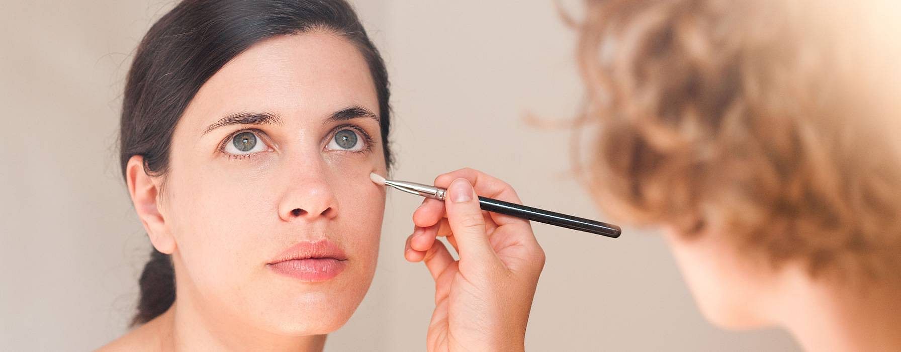 Femme applique du maquillage