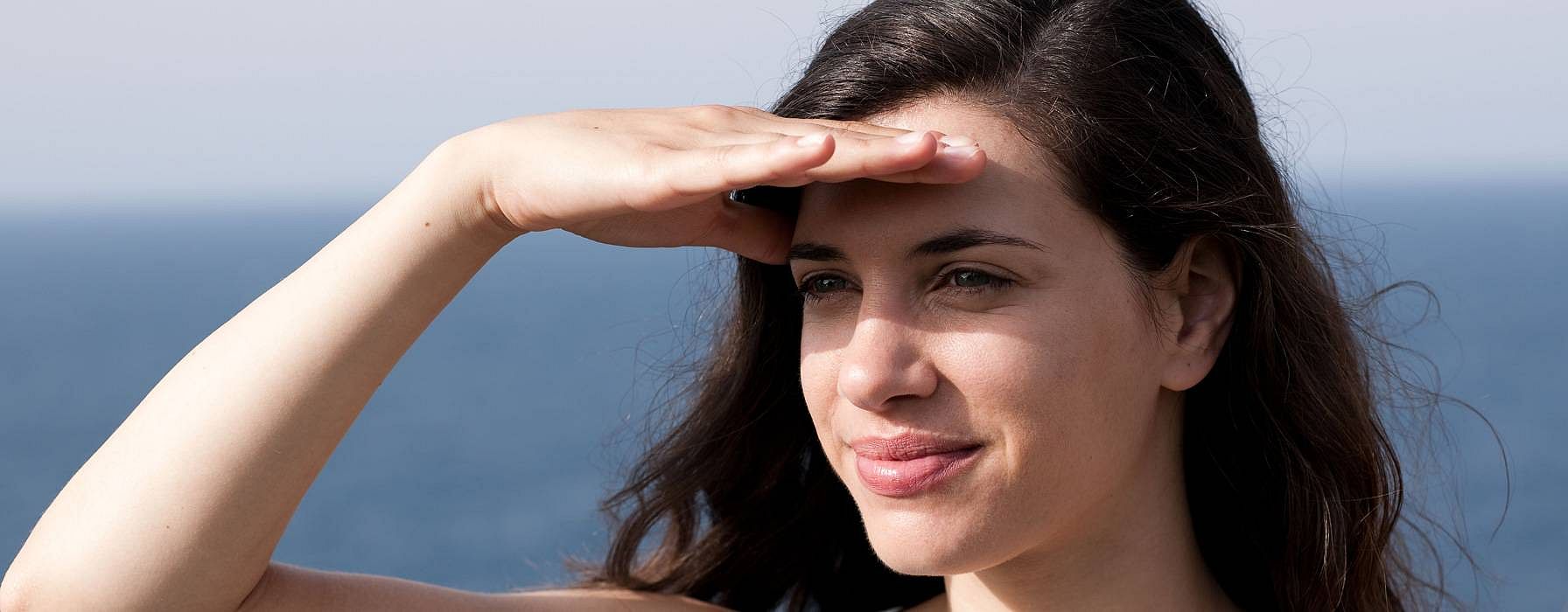 Jeune femme regarde au loin