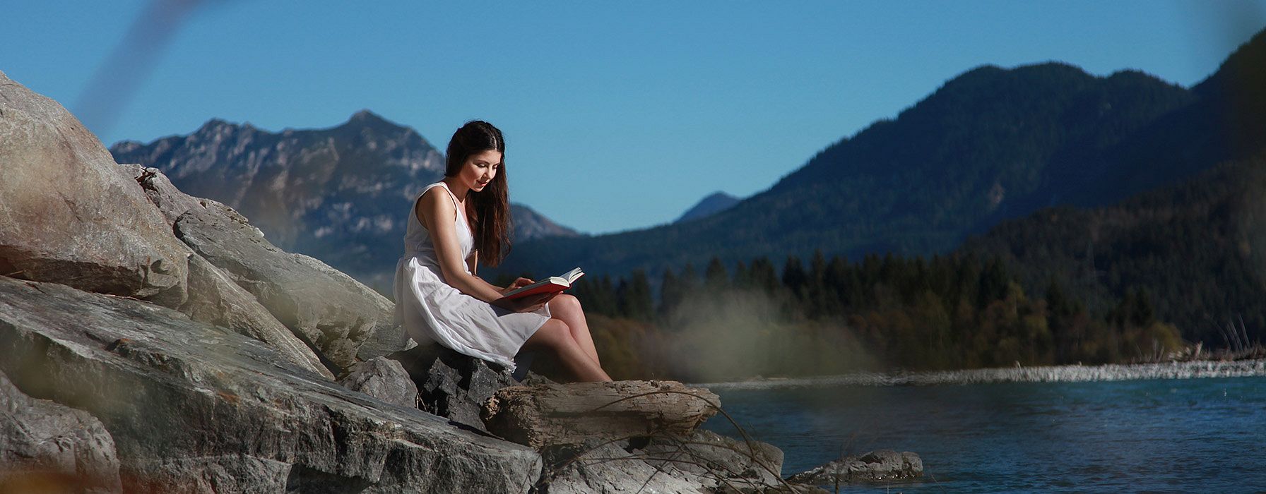 Femme assise au bord de la rivière