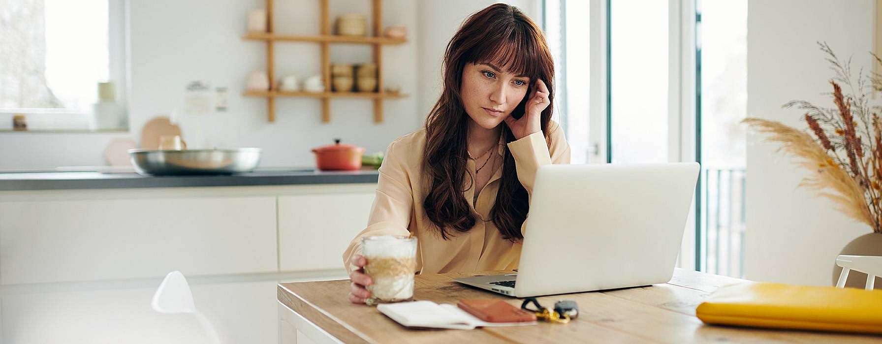 Femme stressée devant son ordinateur portable