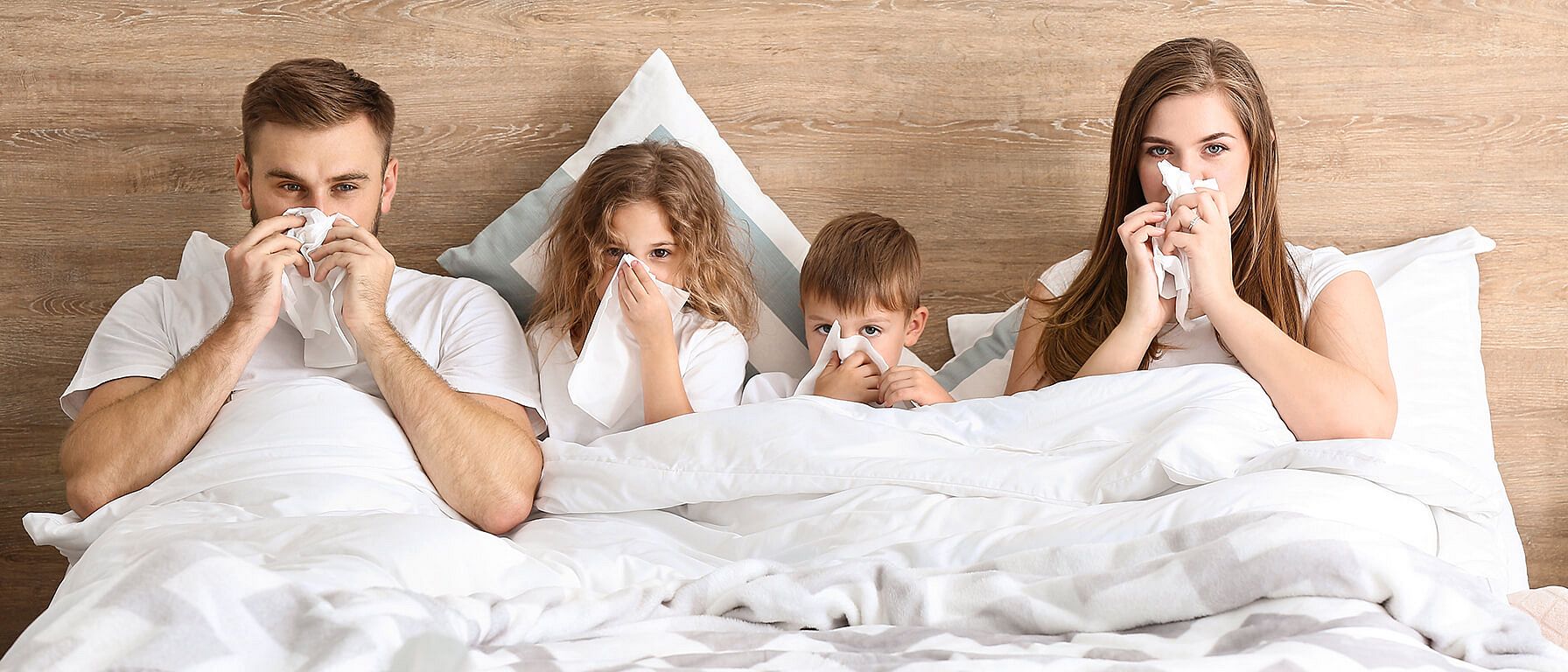 famille au lit