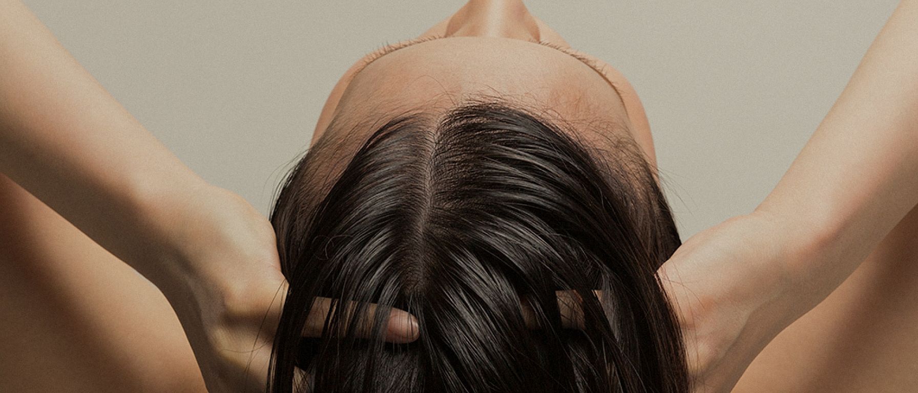 Affinement de la ligne des cheveux par le haut
