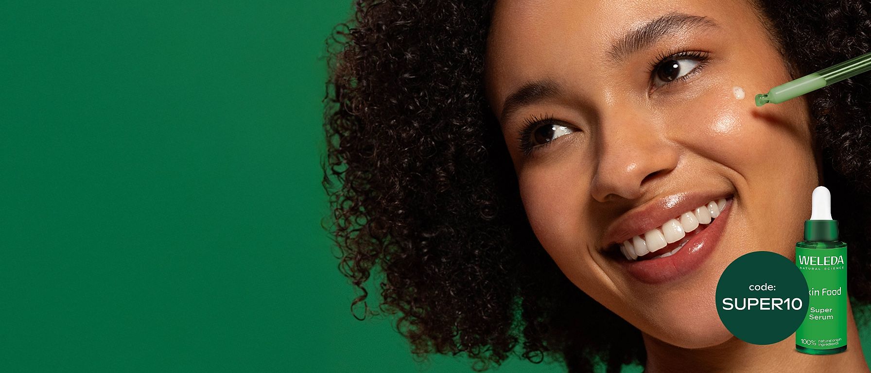 Frau mit dunklen Haaren und strahlendem Lächeln sowie Abbildung des Weleda Skin Food Super Serums