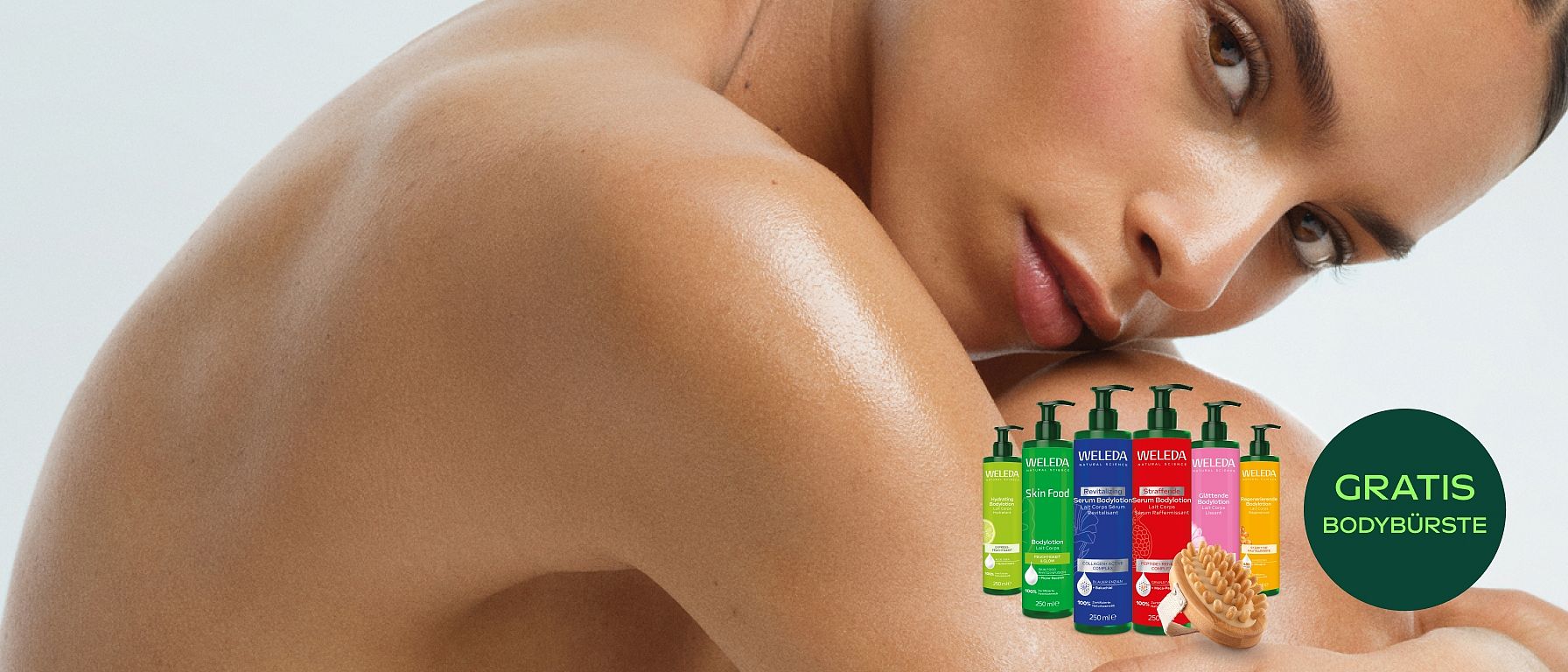 Sitzende Frau im Profil, Abbildung der neuen Weleda Bodylotions sowie Weleda Körper-Massagebürste