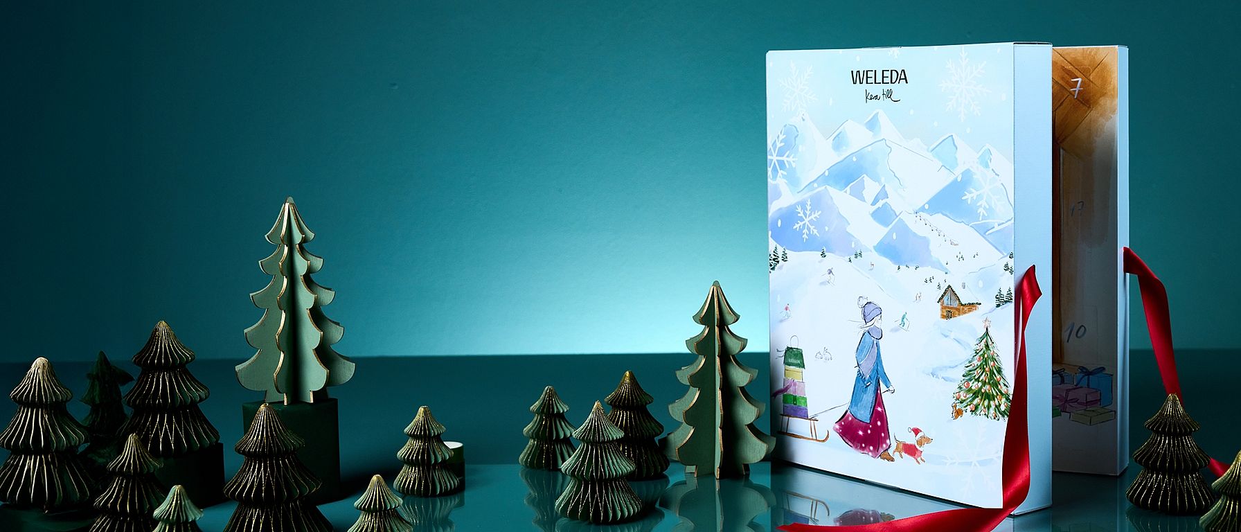Weleda Adventskalender auf dunklem Hintergrund mit Dekoration