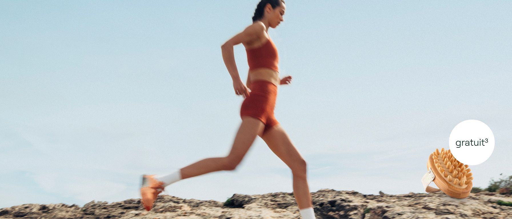 Coupe d'une femme faisant son jogging avec illustration de la brosse de massage pour le corps Weleda