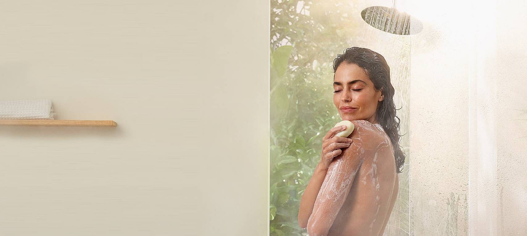 Frau in der Dusche