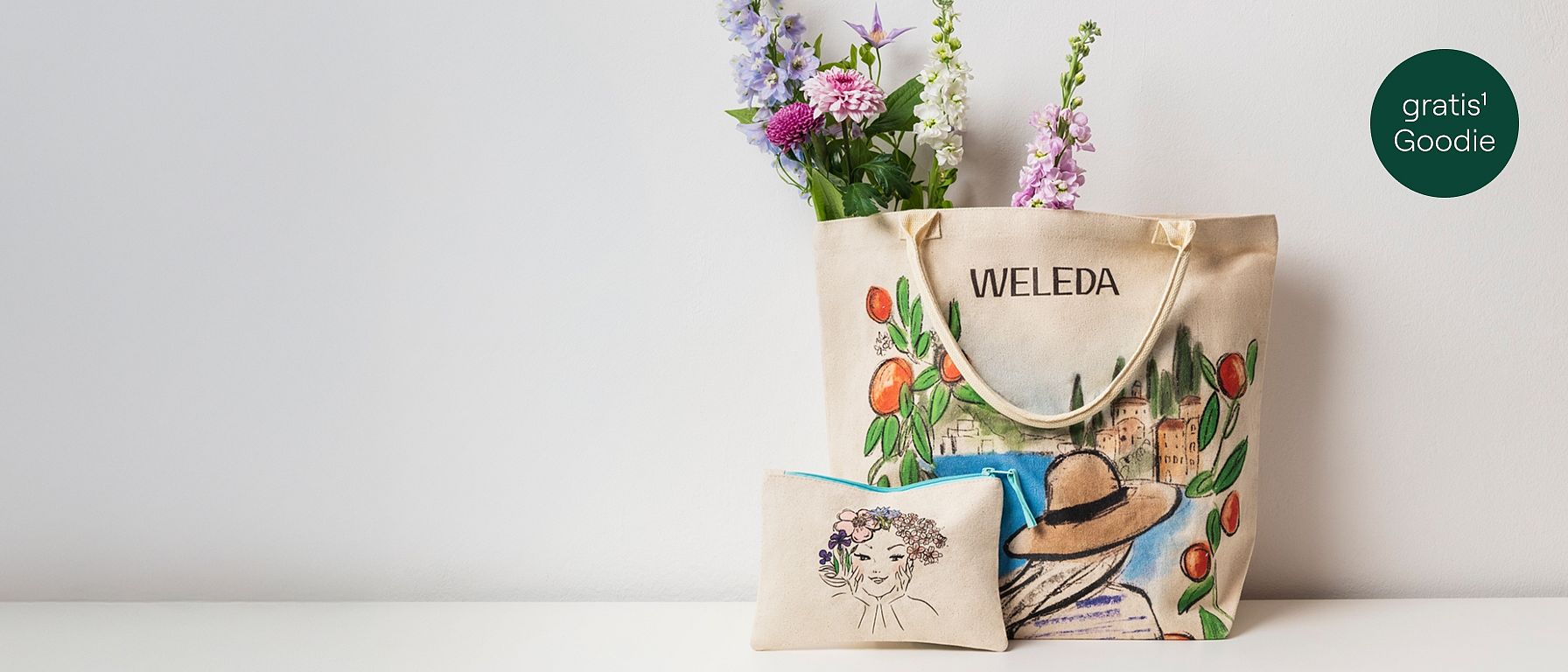Sommerliche Strandtasche gefüllt mit Blumen