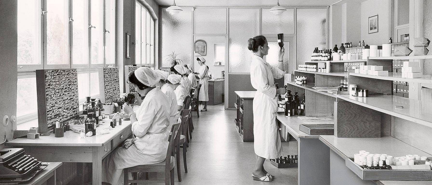 Labor aus alten Zeiten mit Frauen die arbeiten