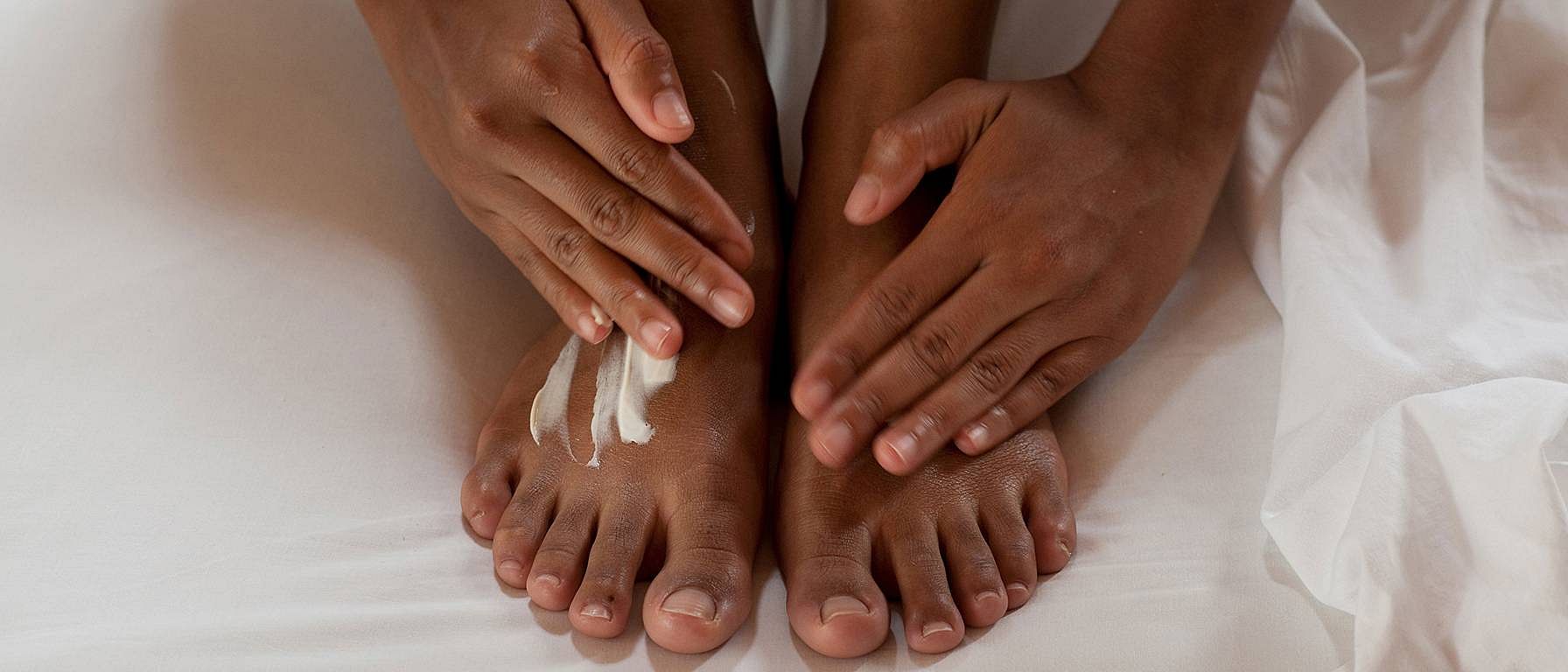Appliquer de la crème sur les pieds
