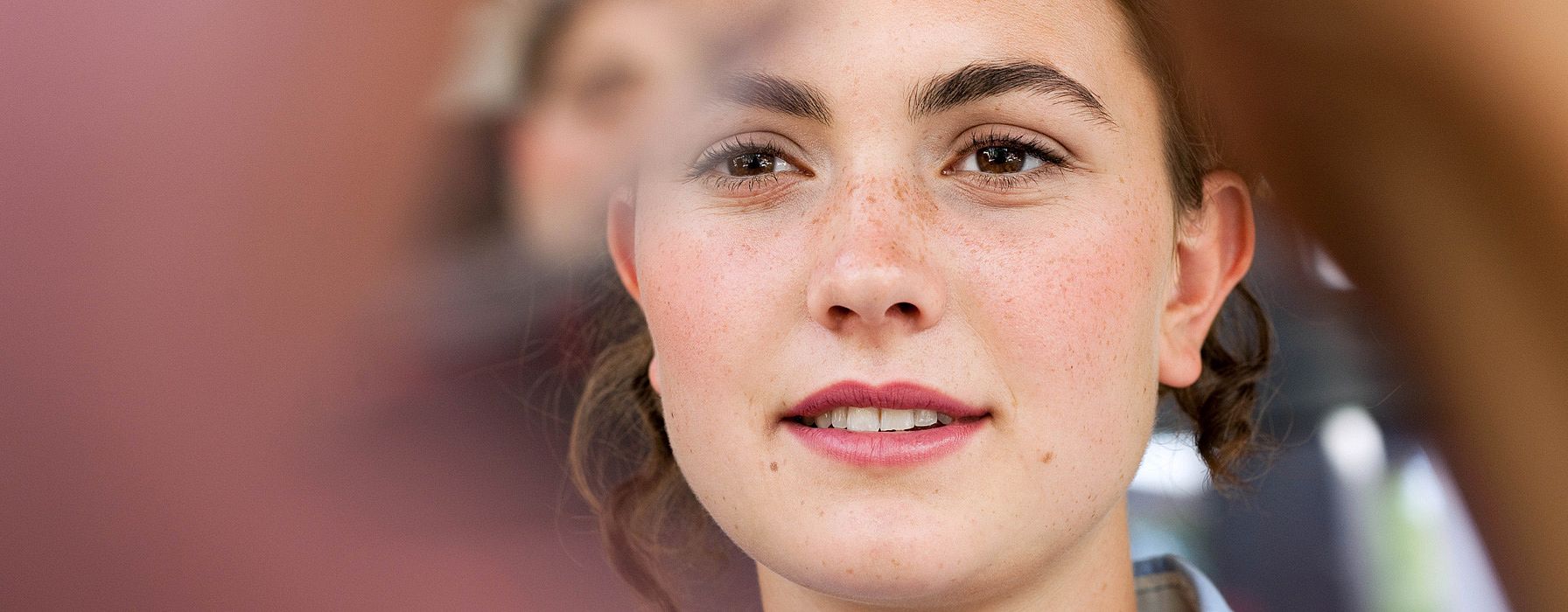 jeune femme souriante avec taches de rousseur