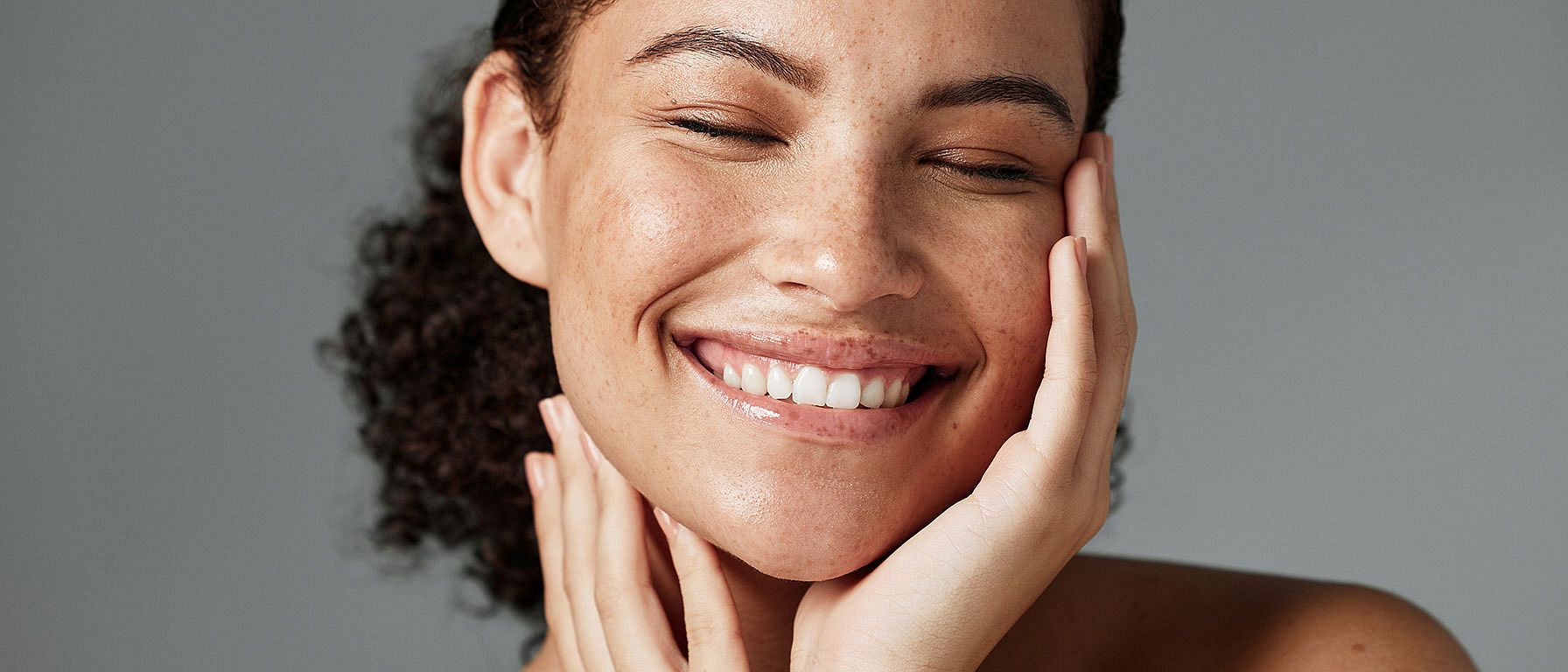 Jeune femme souriante