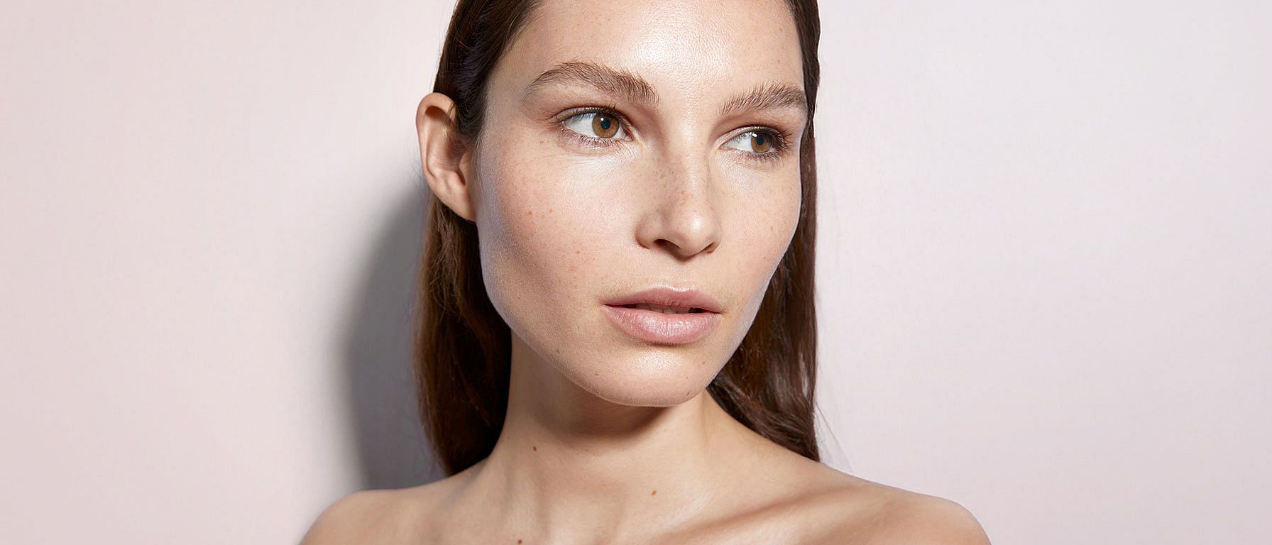 Jeune femme à la peau sensible