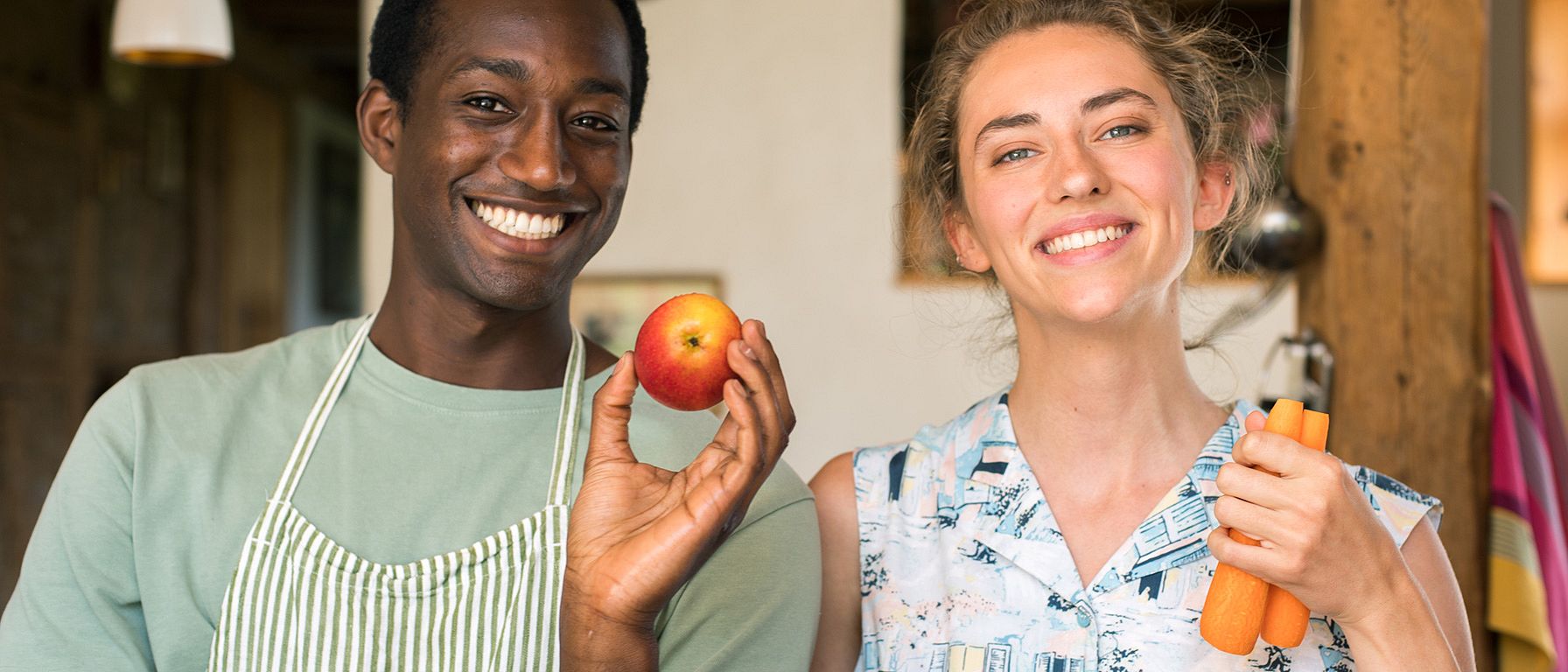 Paar mit Apfel und Karotten