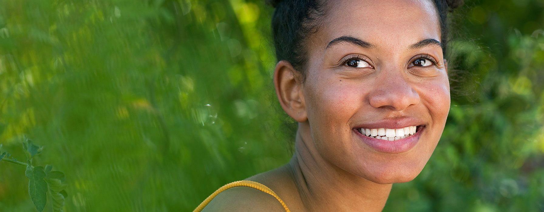 Jeune femme souriante
