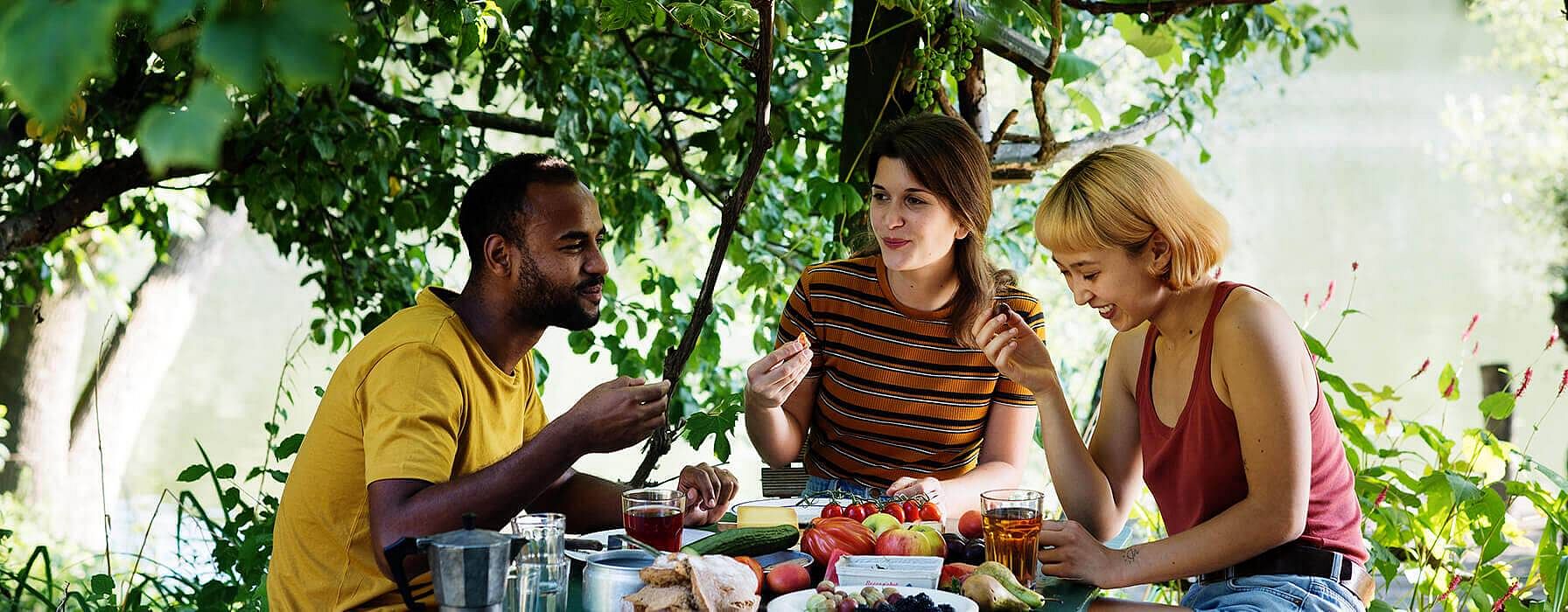 Amis en train de manger