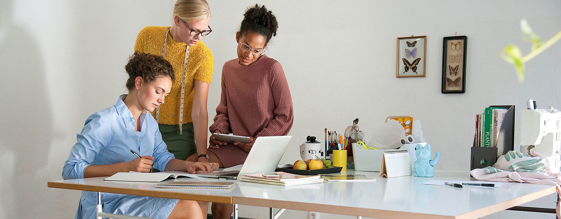 Drei Frauen arbeiten im Büro