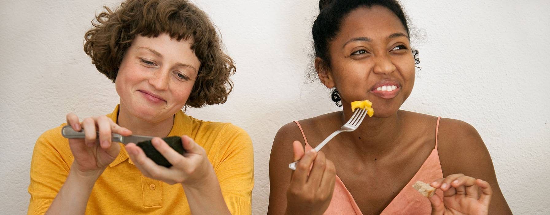 Deux femmes mangeant sainement