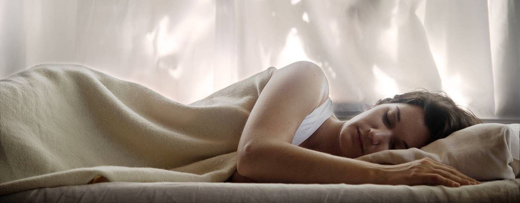 La femme dort paisiblement