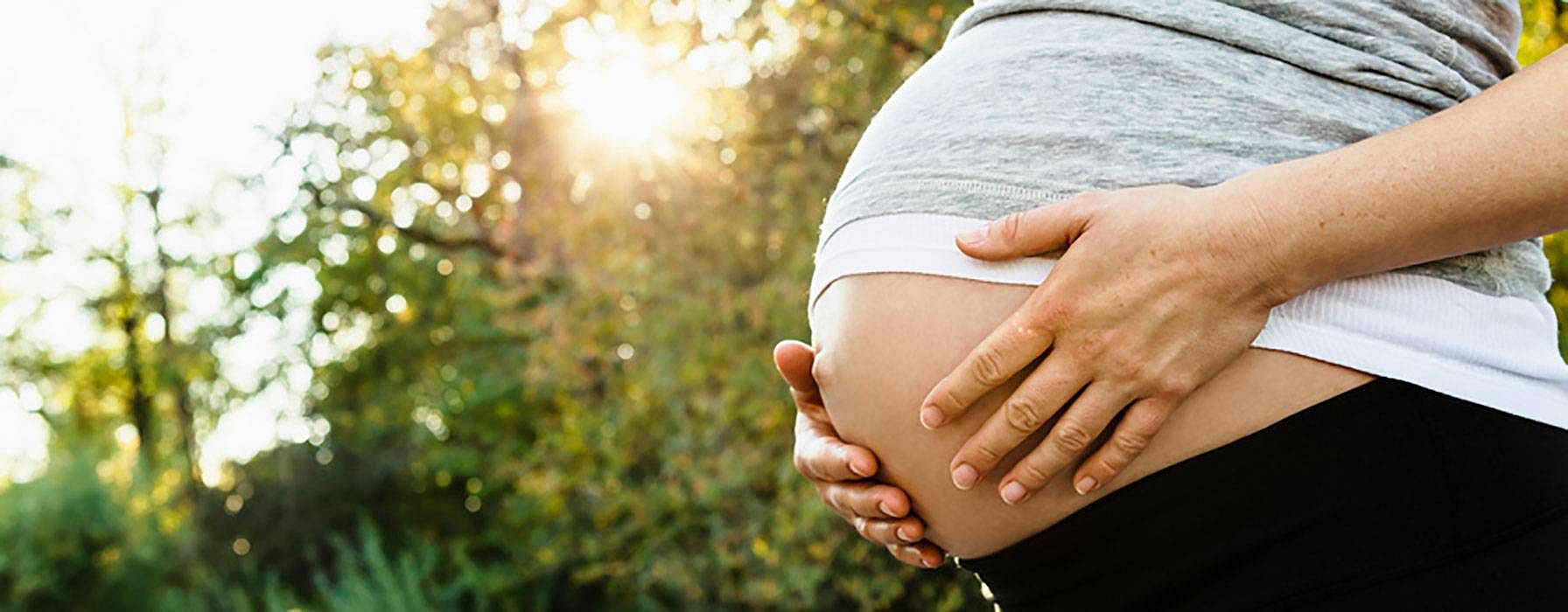 Frau hält Bauch