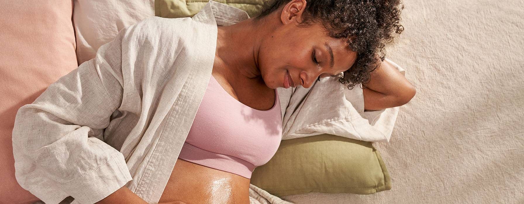 Frau massiert ihren Bauch