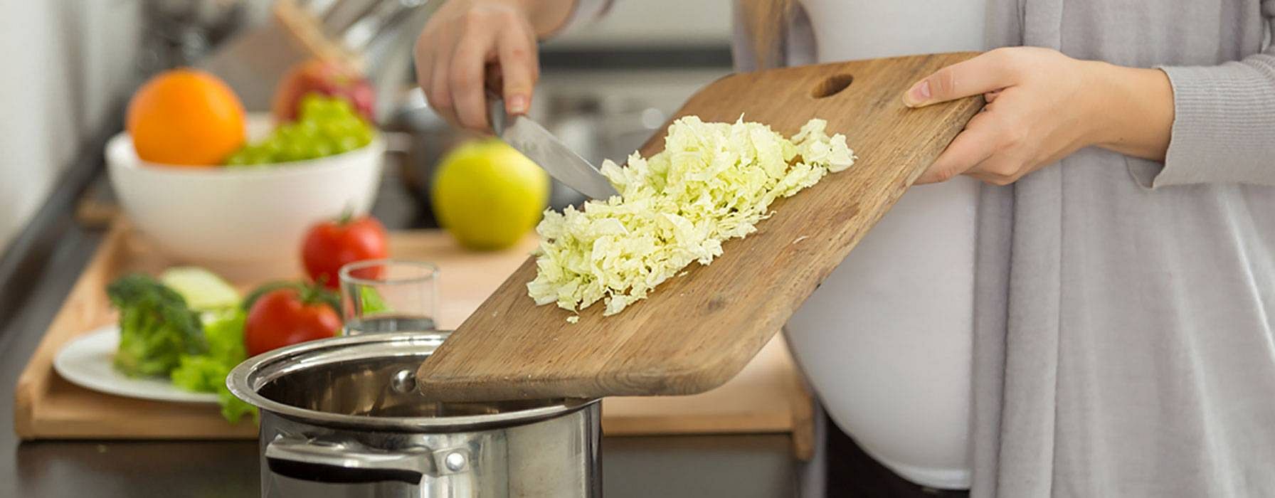 Eine Frau kocht gesundes Essen