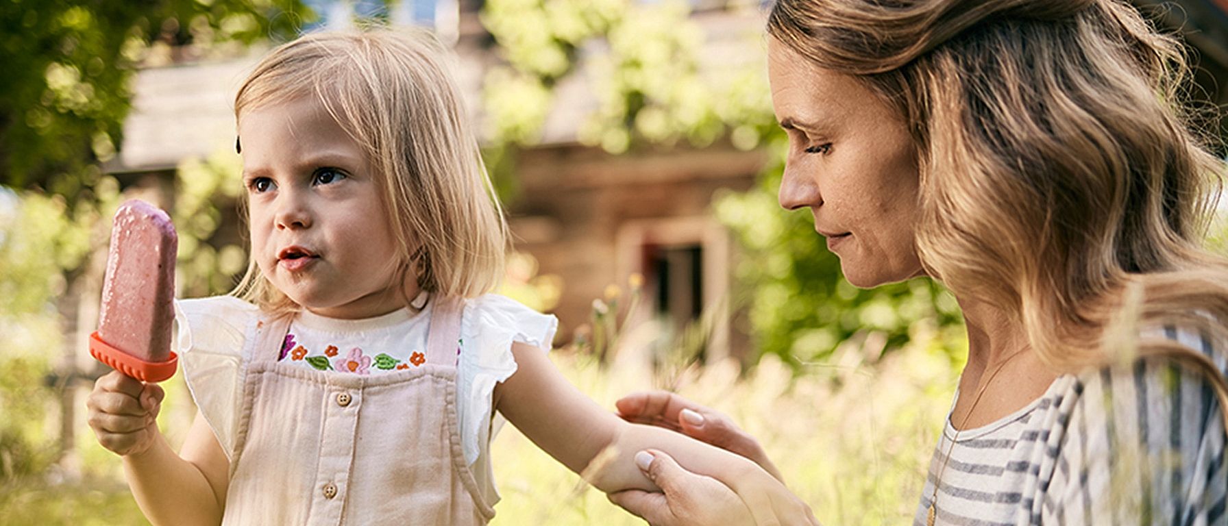 Mutter behandelt Insektenstich beim Kind