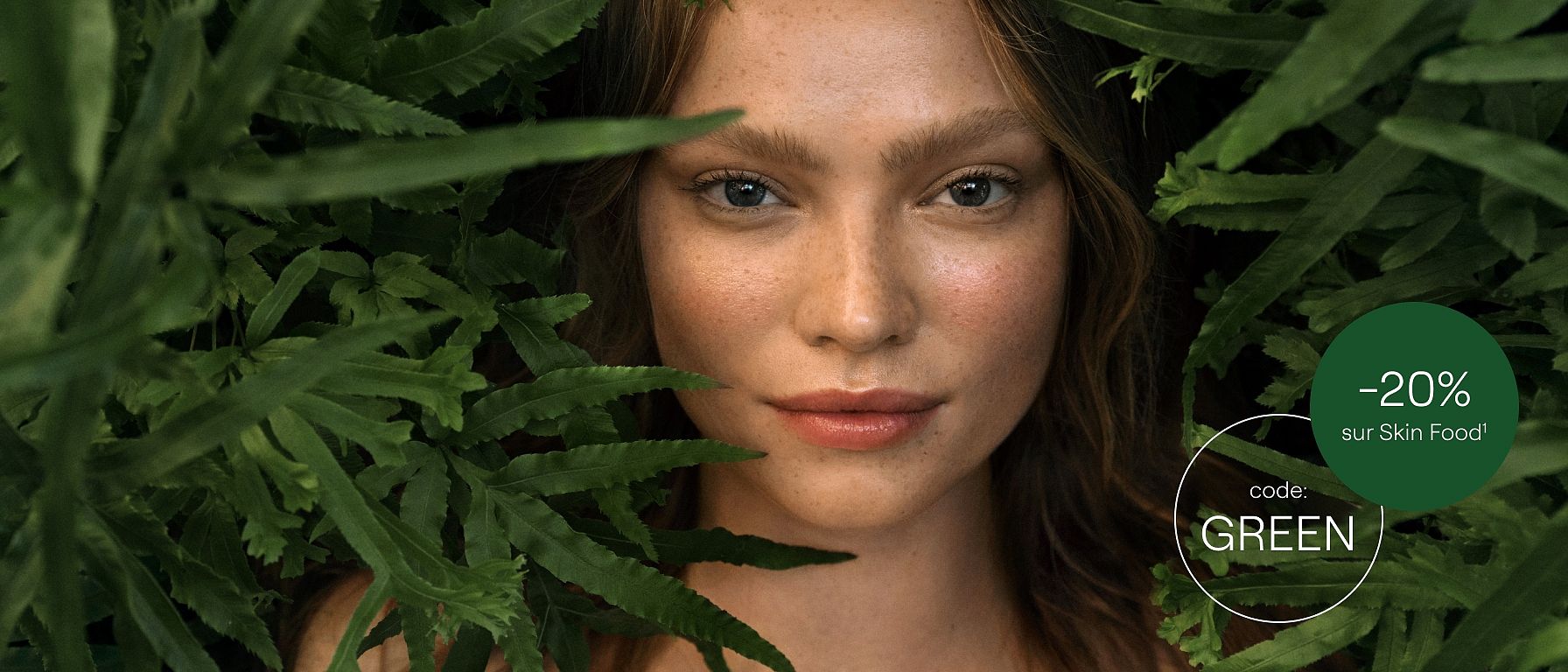 Femme sur fond de feuilles