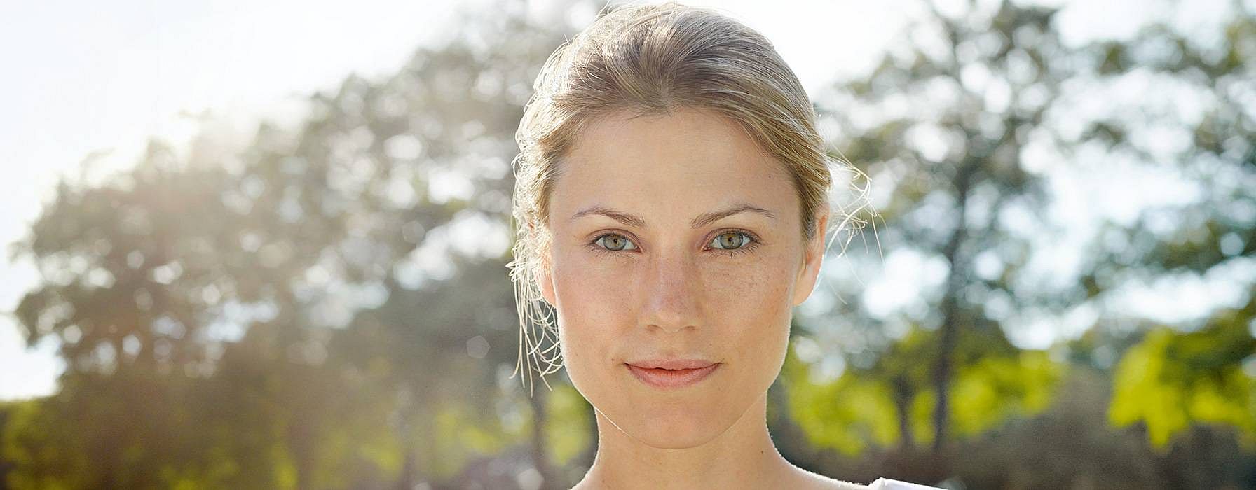 Junge Frau in der Natur