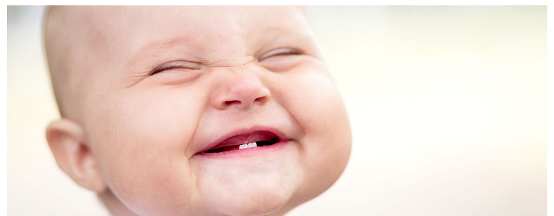 baby zeigt die Zähne