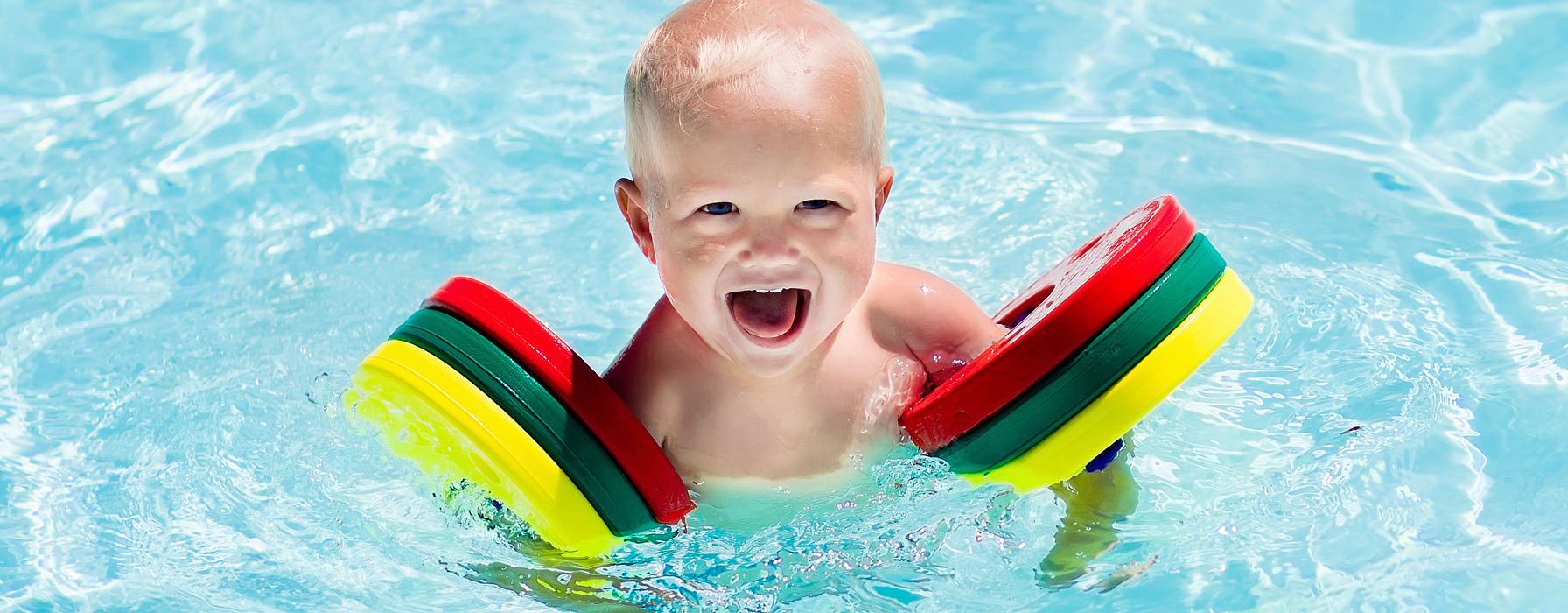 Baby im Pool