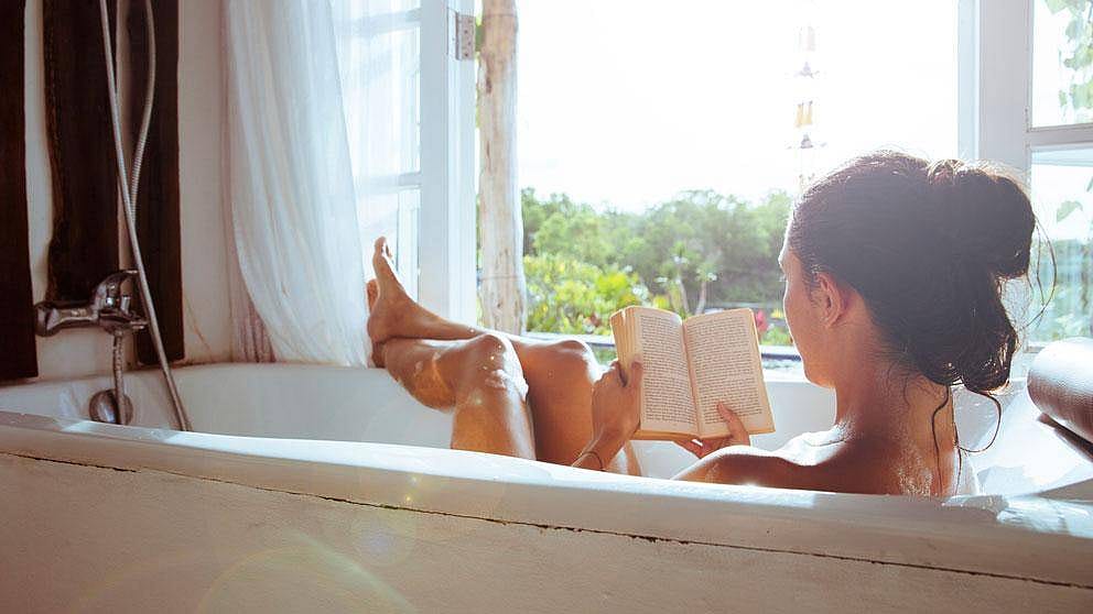 femme dans la baignoire