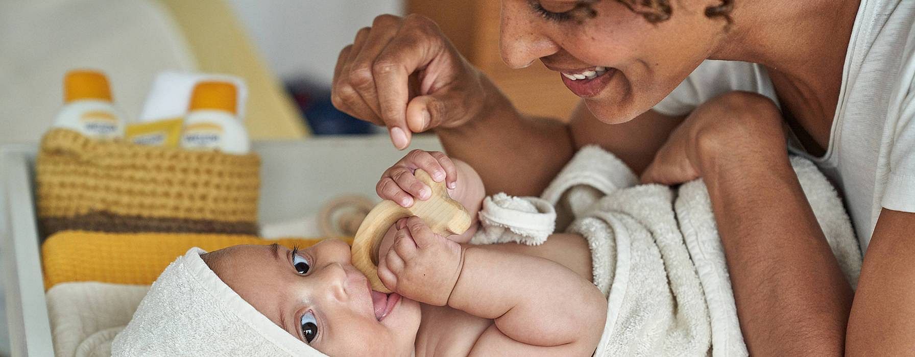 Une mère joue avec son bébé