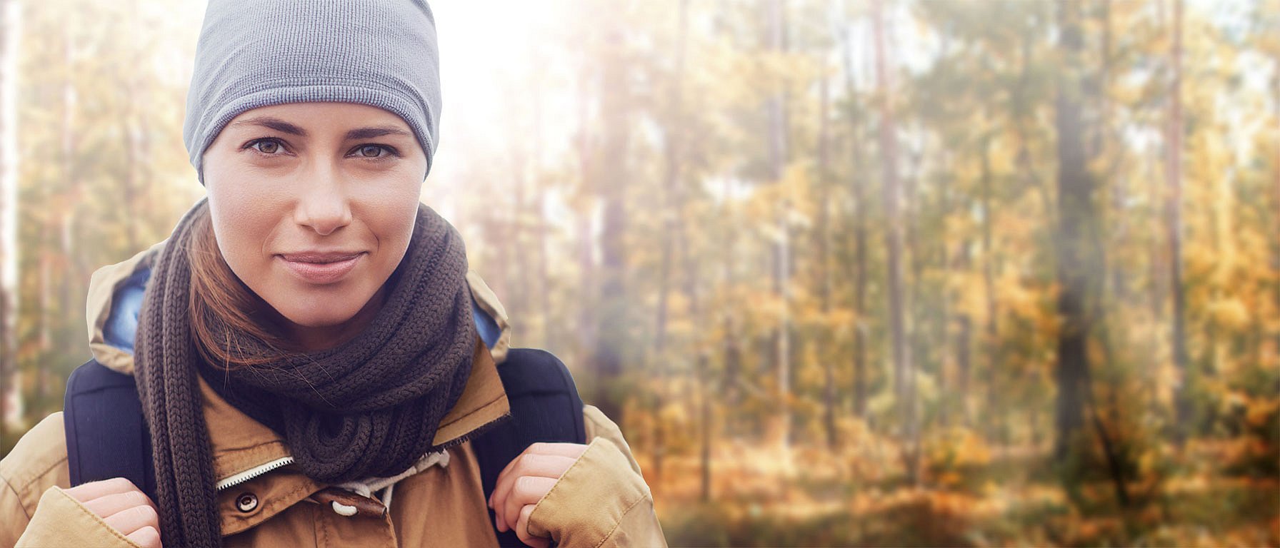 Femme dans la forêt d'automne