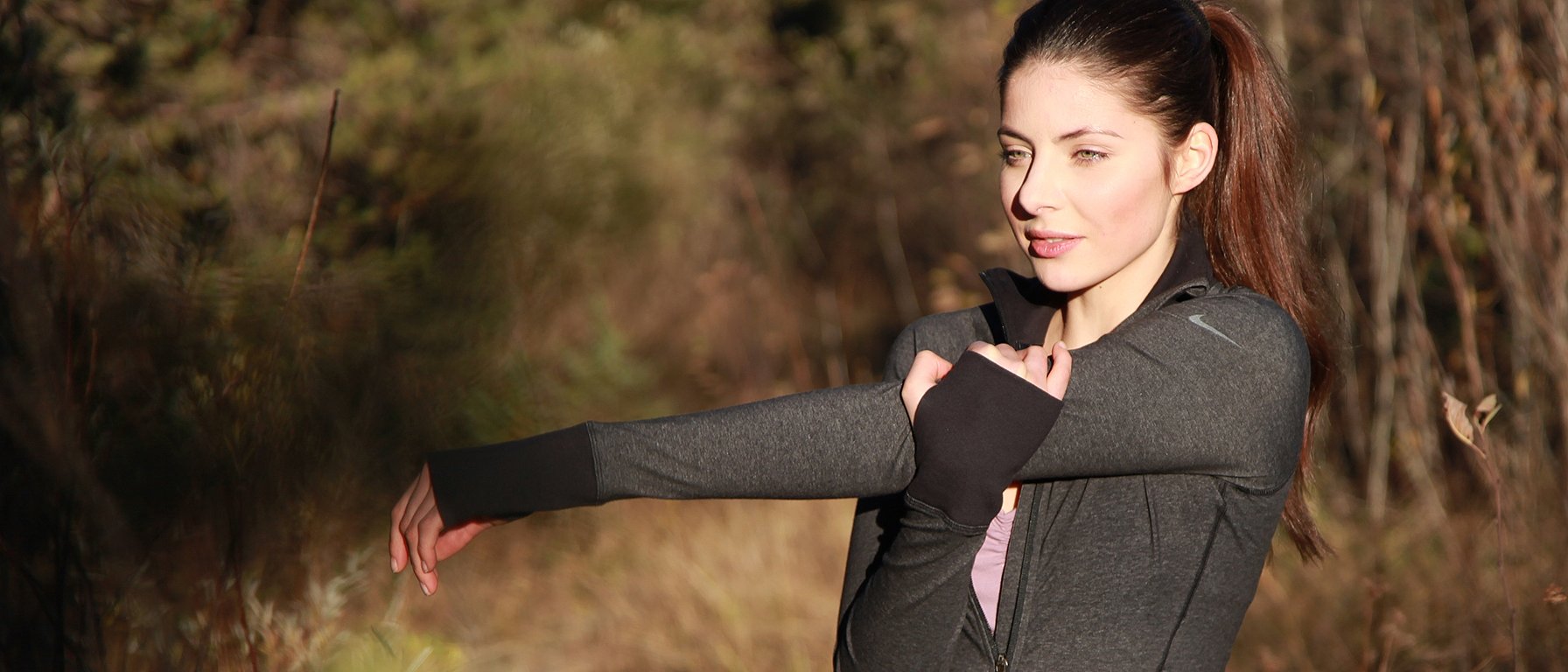 Une femme fait des exercices