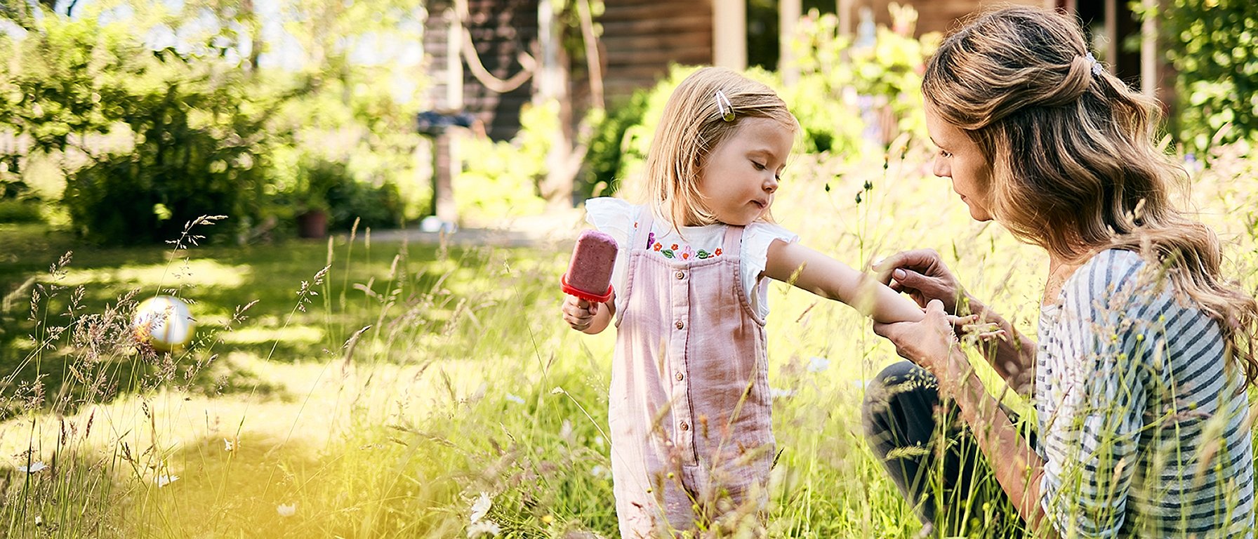 Une femme réconforte un enfant piqué par un insecte