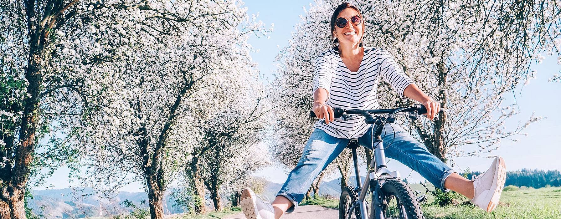 Une femme fait du vélo