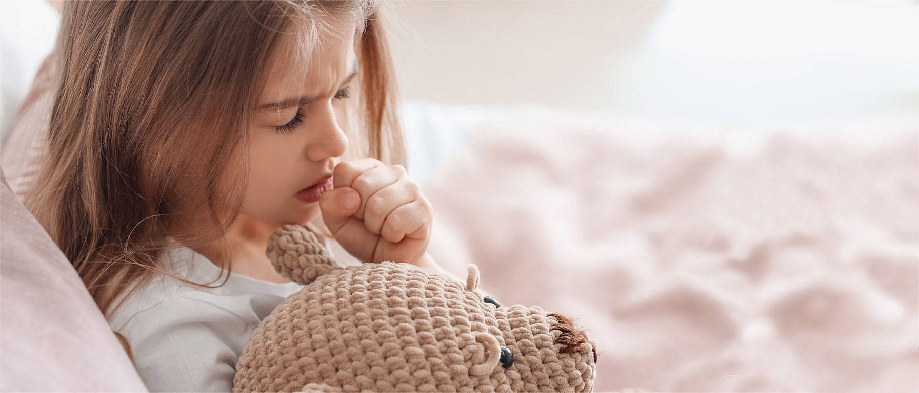 Enfant malade avec ours en peluche