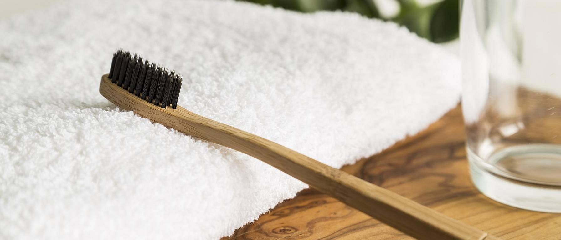 brosse à dents avec verre d'eau