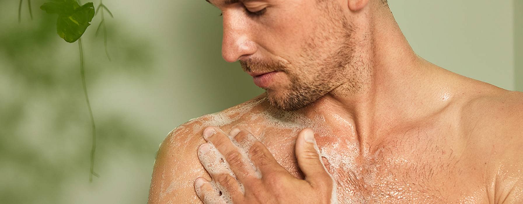 homme prenant une douche