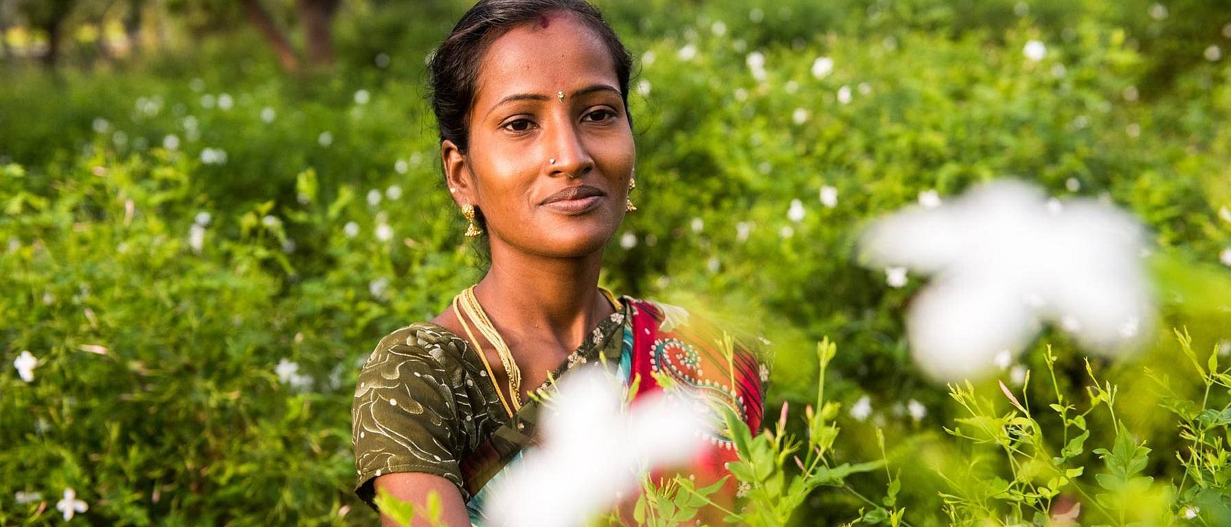 Femme au milieu du jasmin