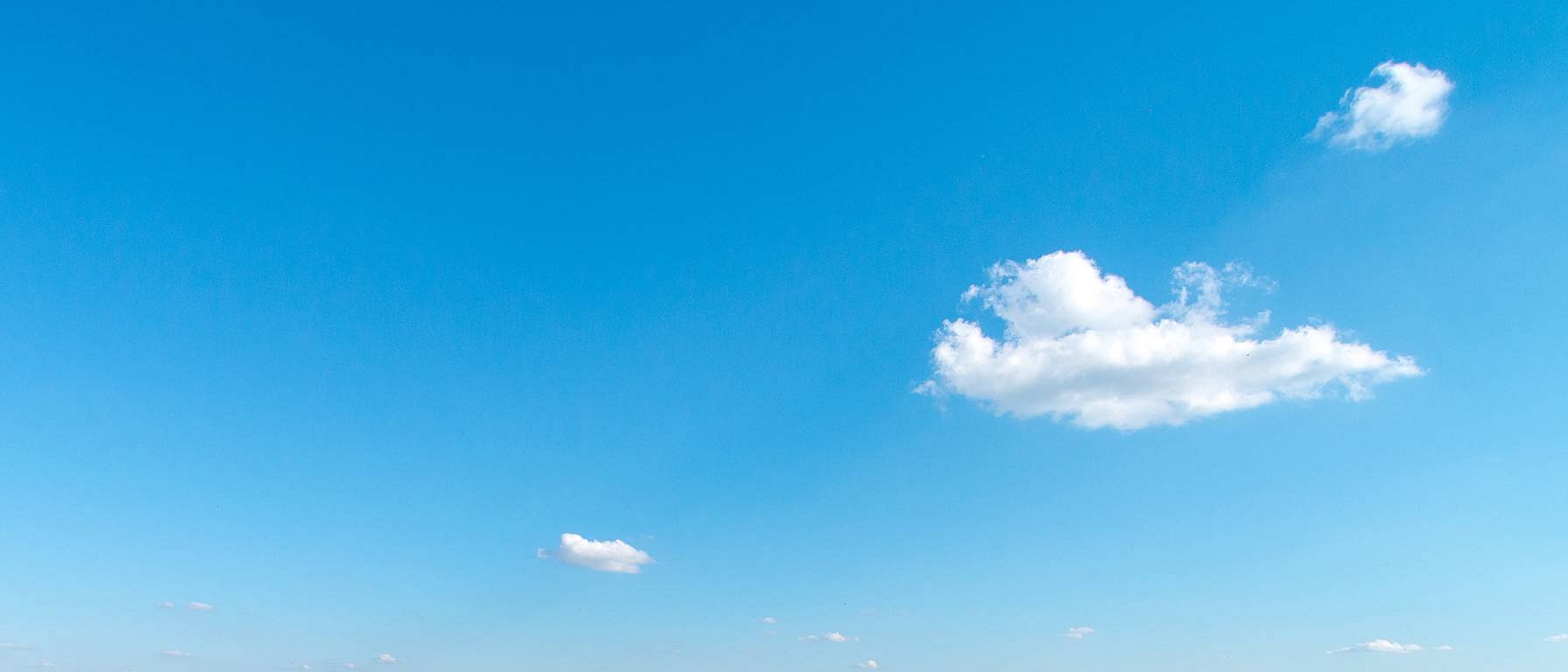 Himmel mit einer Wolke