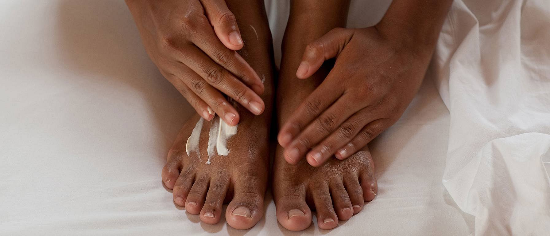 Appliquer de la crème sur les pieds