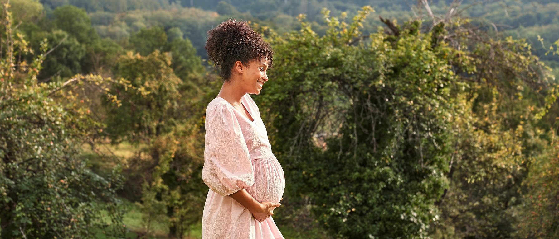 Schwangere Frau in der Natur