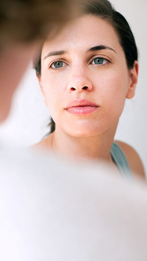 Jeune femme regarde la caméra