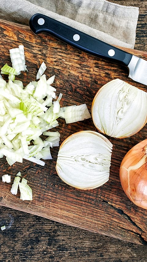 Oignons hachés sur une planche en bois