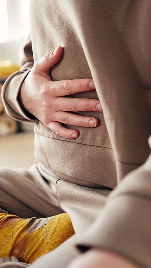 Closeup Frau legt die Hand auf den Bauch
