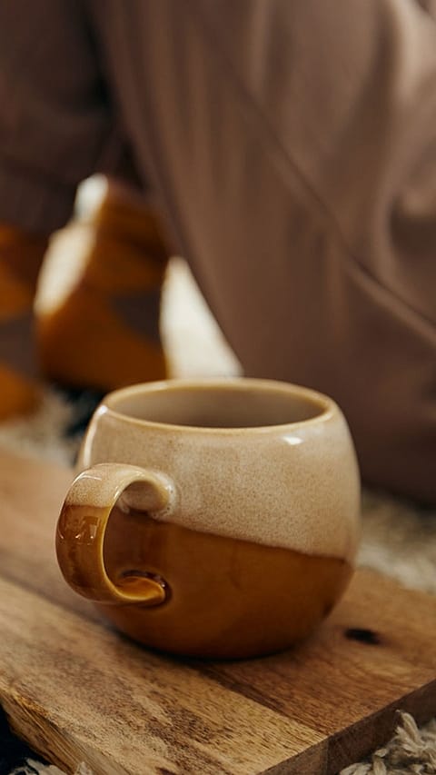 Closeup von einer Frau neben einer Tasse Tee