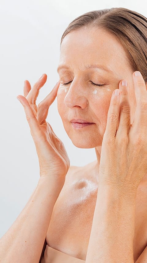 Auftragen des Anti-Falten Serums auf die Haut